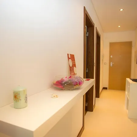 Apartment Surf And Stones